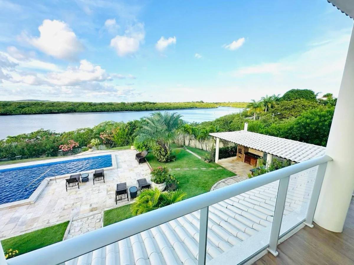 Casa de Alto Padrão Estilo Condomínio em Rua Pública - Robalo