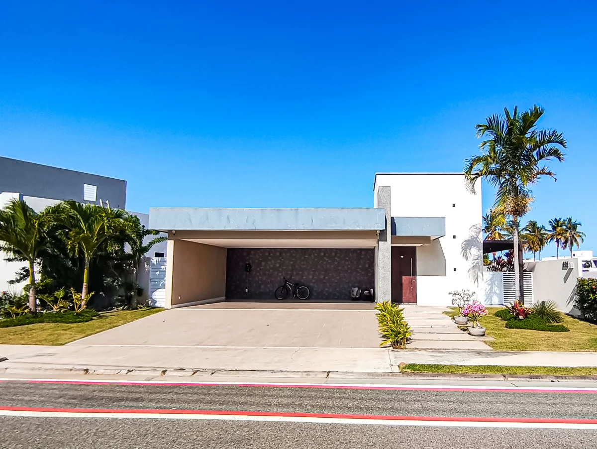  Casa de Alto Padrão com Vista para o Lago – Condomínio Damha